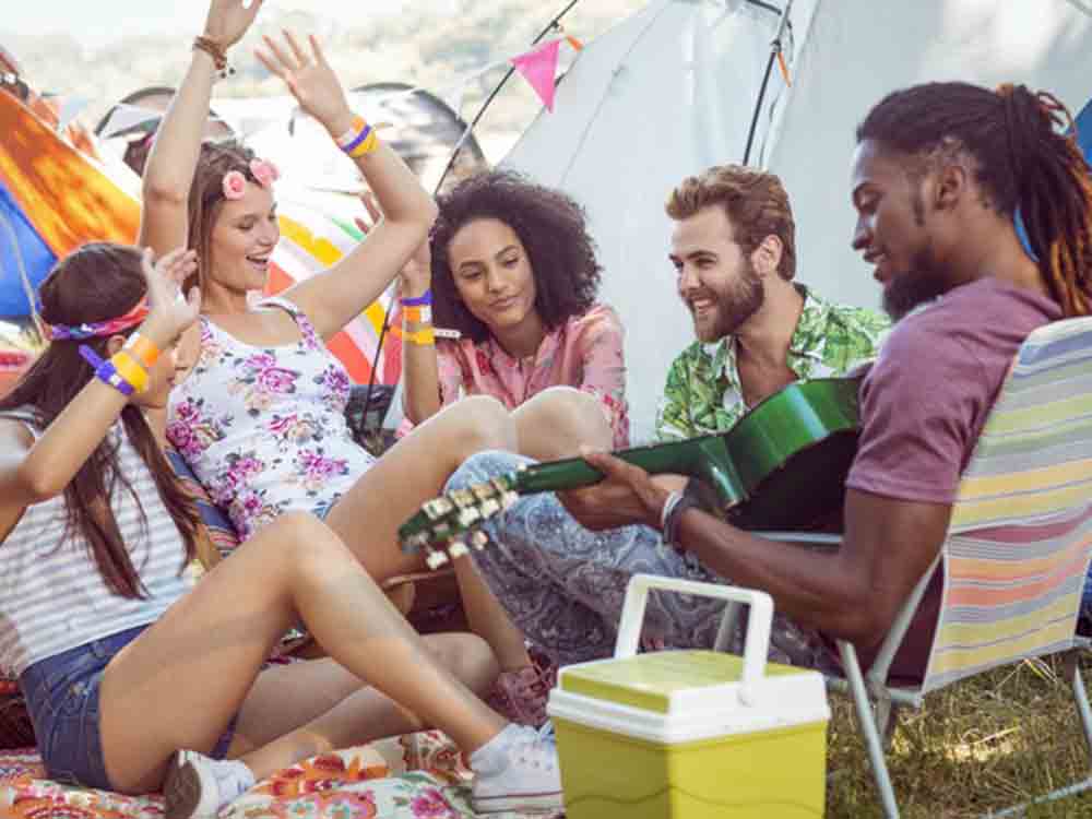 Gigaset, von der faltbaren Trinkflasche bis zum Outdoor Smartphone, 5 Dinge, die auf keinem Festival fehlen dürfen