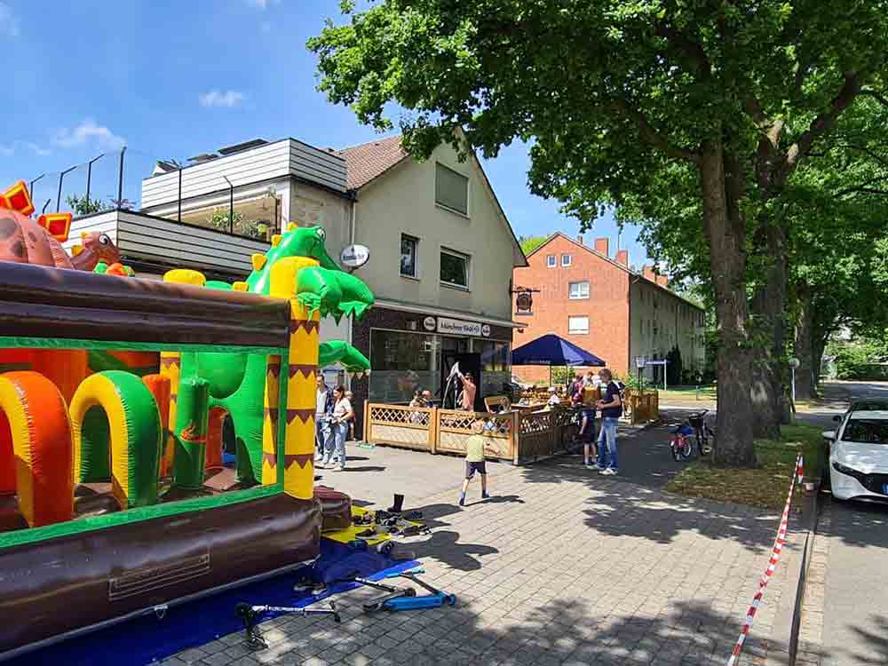 Gütersloh: Άλμα (hüpfen) im Münchner Kindl, Hüpfburg, Souvlakigrillen, Flohmarkt am 1. Juli 2023