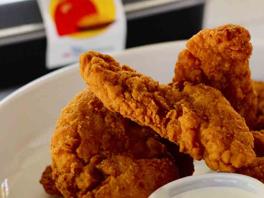 Krebsverdächtige Fettschadstoffe in Chicken Nuggets – ob vegan oder mit Fleisch