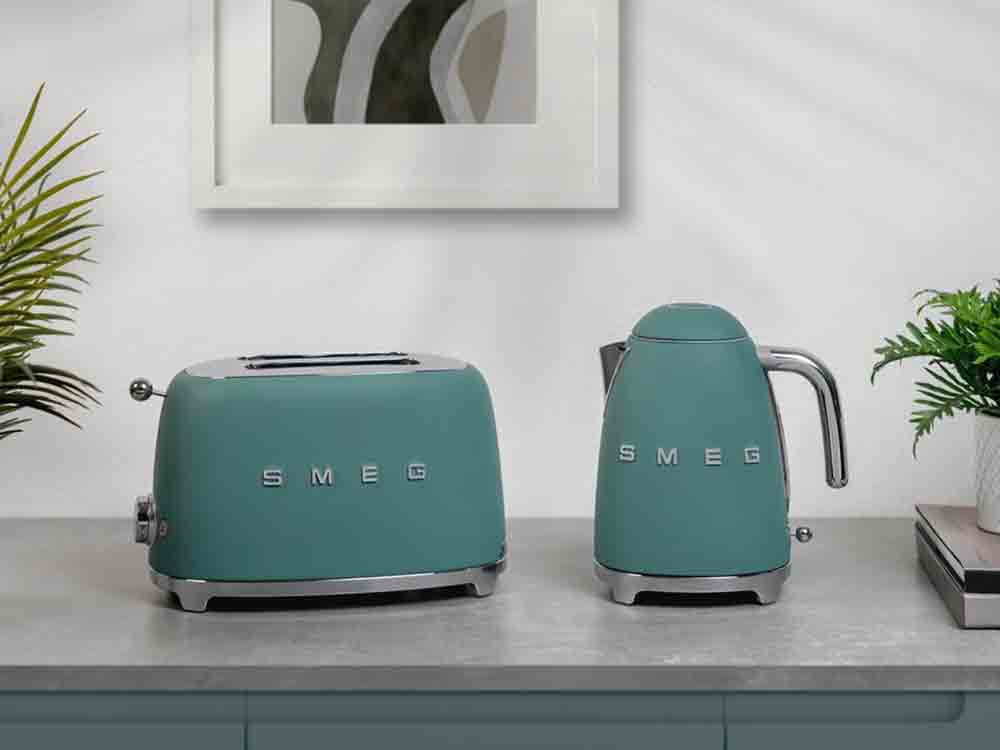 Edelsteine für die Küche: die neuen Smeg Wasserkocher und Toaster in Emerald Green
