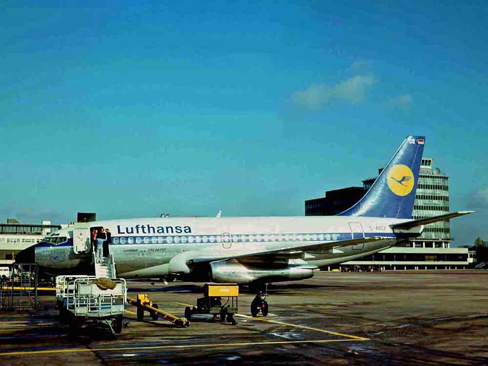 Endgültiger Standort für die Lufthansa Maschine »Landshut« am Rollfeld des Flughafens in Friedrichshafen gefunden