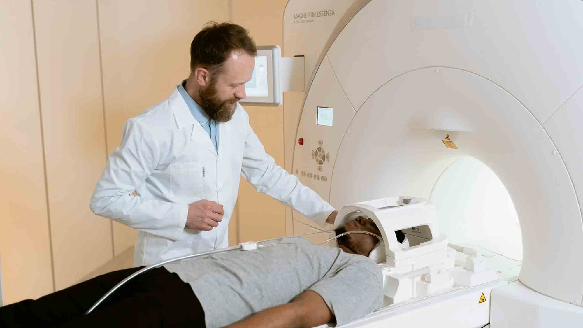Neue Technologie für präzisere Hirnuntersuchungen, MRT in der Neurologie der Uniklinik Köln in Betrieb genommen