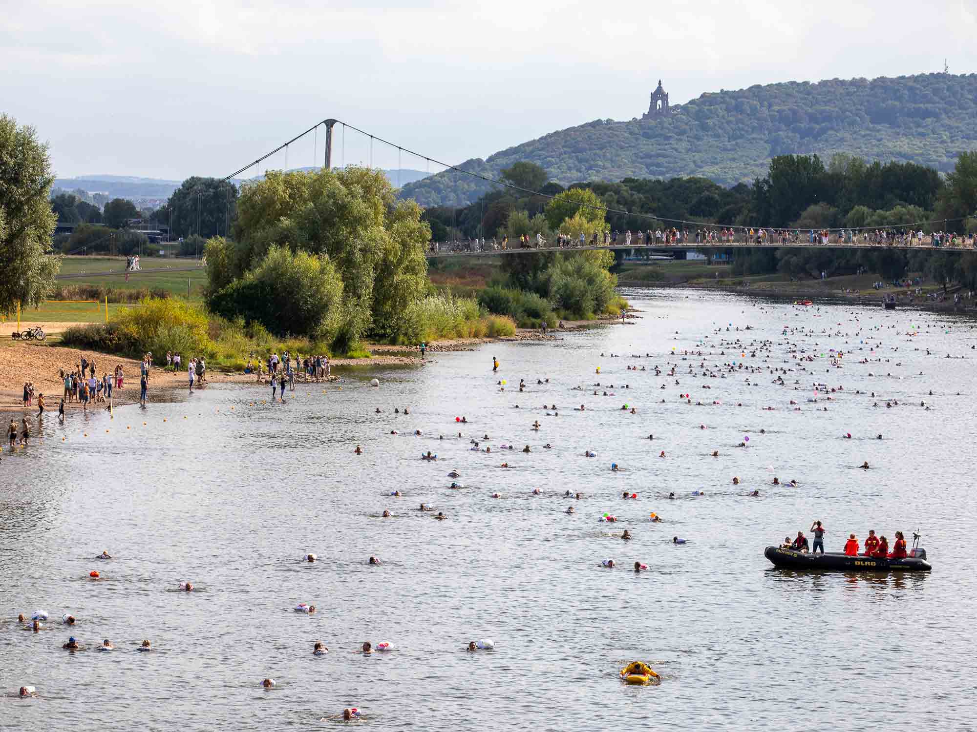 Schon 500 Anmeldungen für das Freizeit Highlight: 2. Mindener Weserschwimmen startet am 19. August 2023