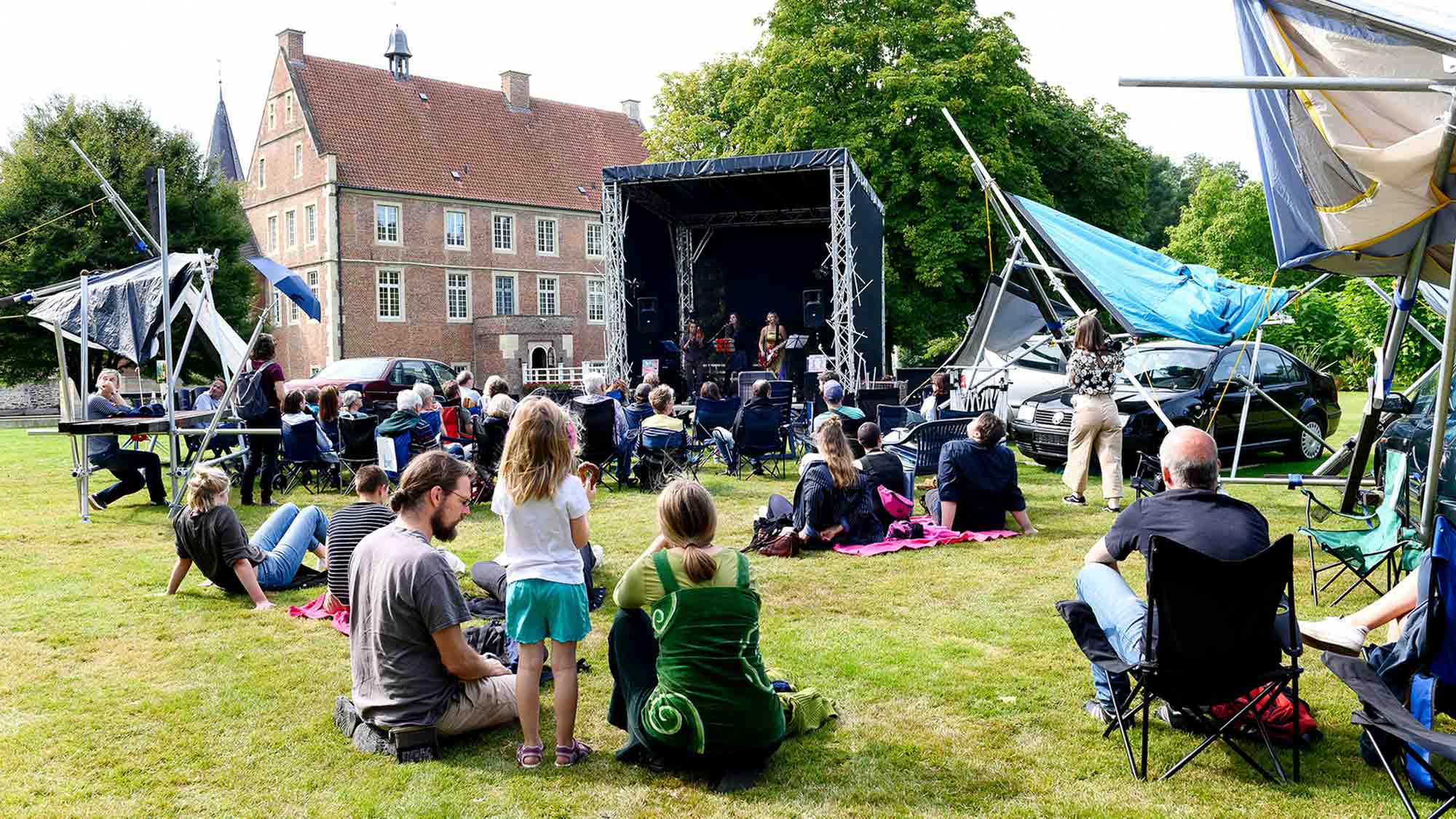 Mini Festival »Geisterstunde«: Konzerte, Performances und Zelten auf Burg Hülshoff