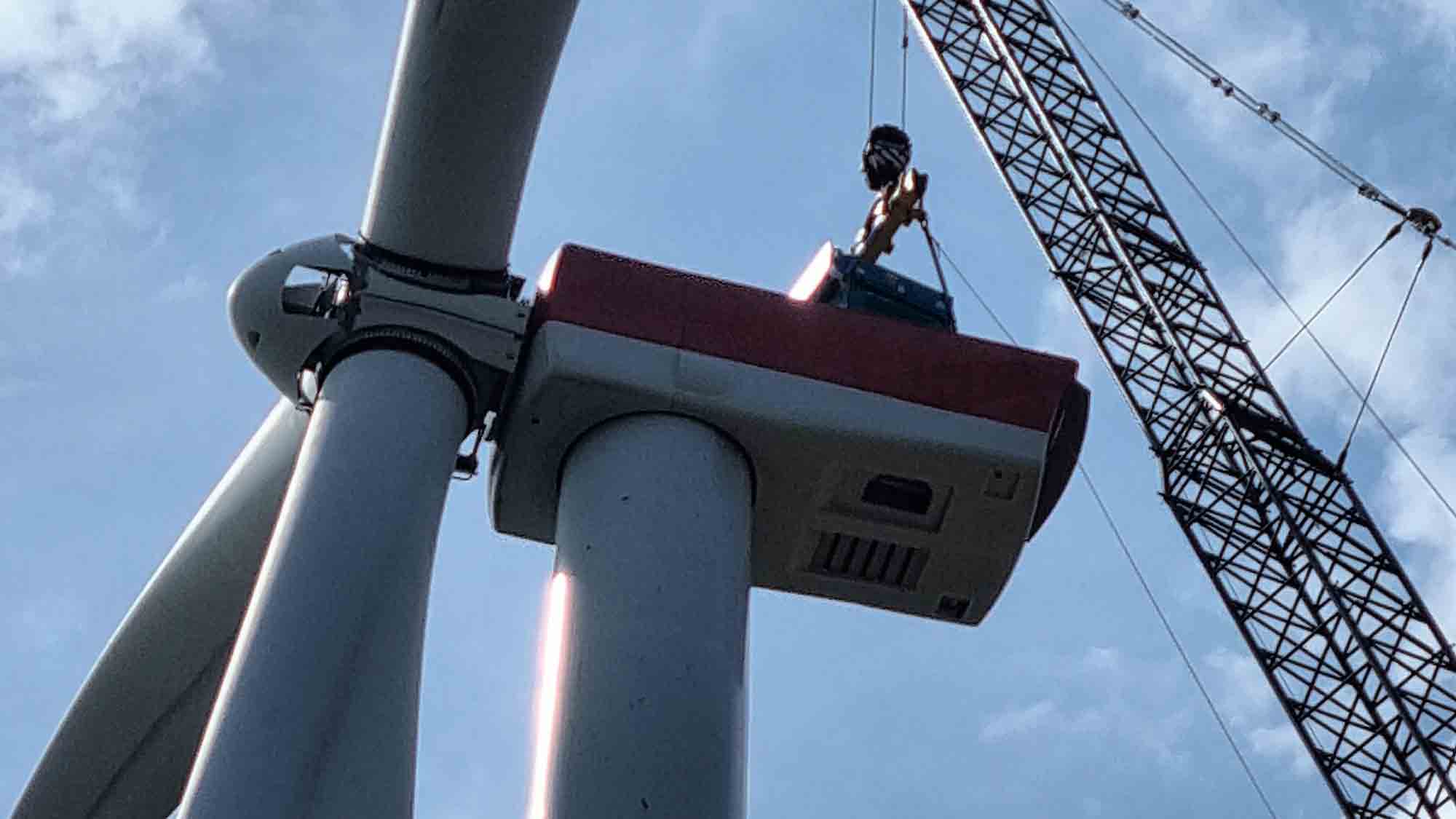 Stadtwerke Gütersloh: Millimeterarbeit mit tonnenschwerem Koloss: Generator Tausch im Windpark Gütersloh