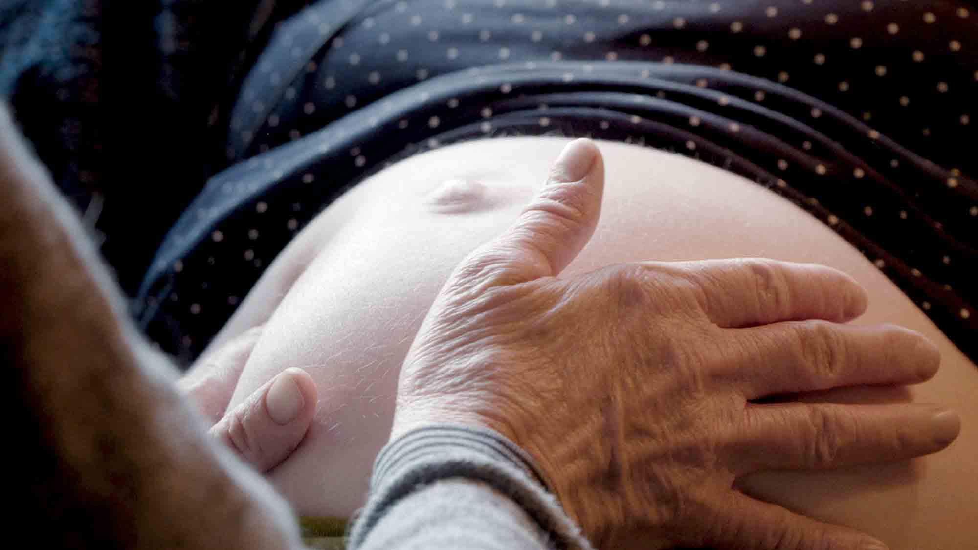 Sie begleiten Schwangerschaft und Geburt: 3sat zeigt einen Dokumentarfilm über Hebammen
