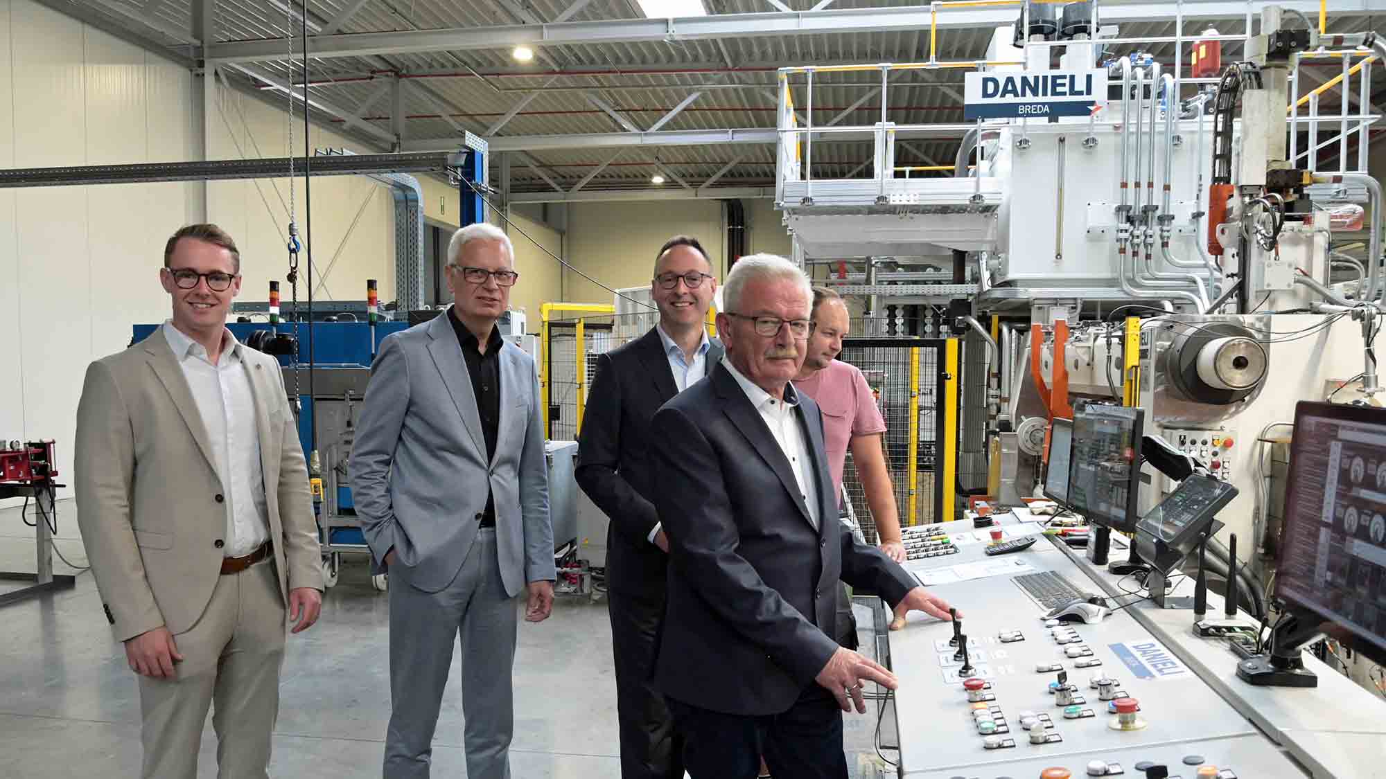 Nielsen Design GmbH investiert 10 Millionen Euro, modernste Strangpresse Europas steht in Rheda Wiedenbrück