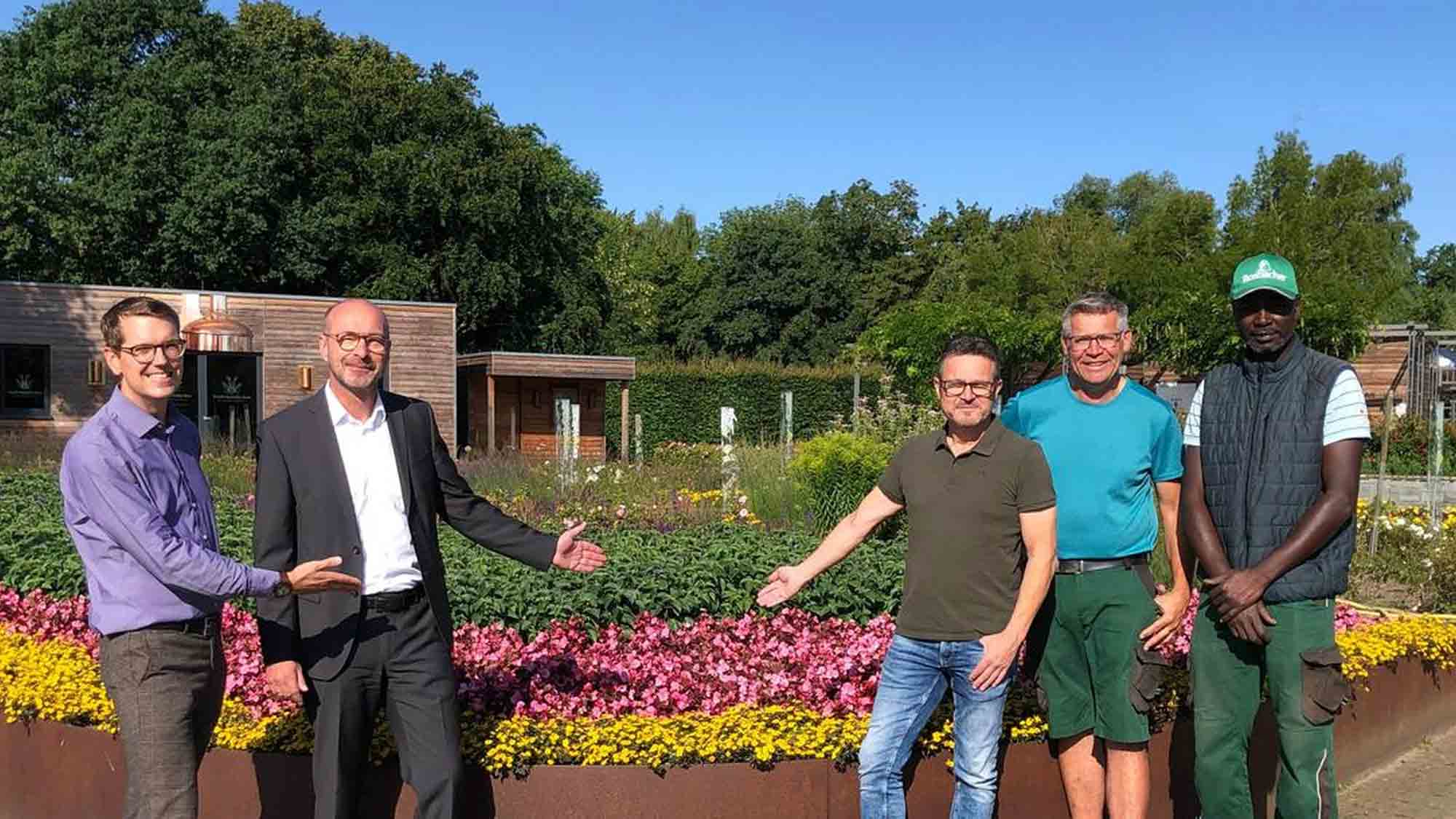 Üppige Blumenlandschaft dank großzügiger Spende, Sparkasse Gütersloh Rietberg Versmold unterstützt den Gartenschaupark Rietberg