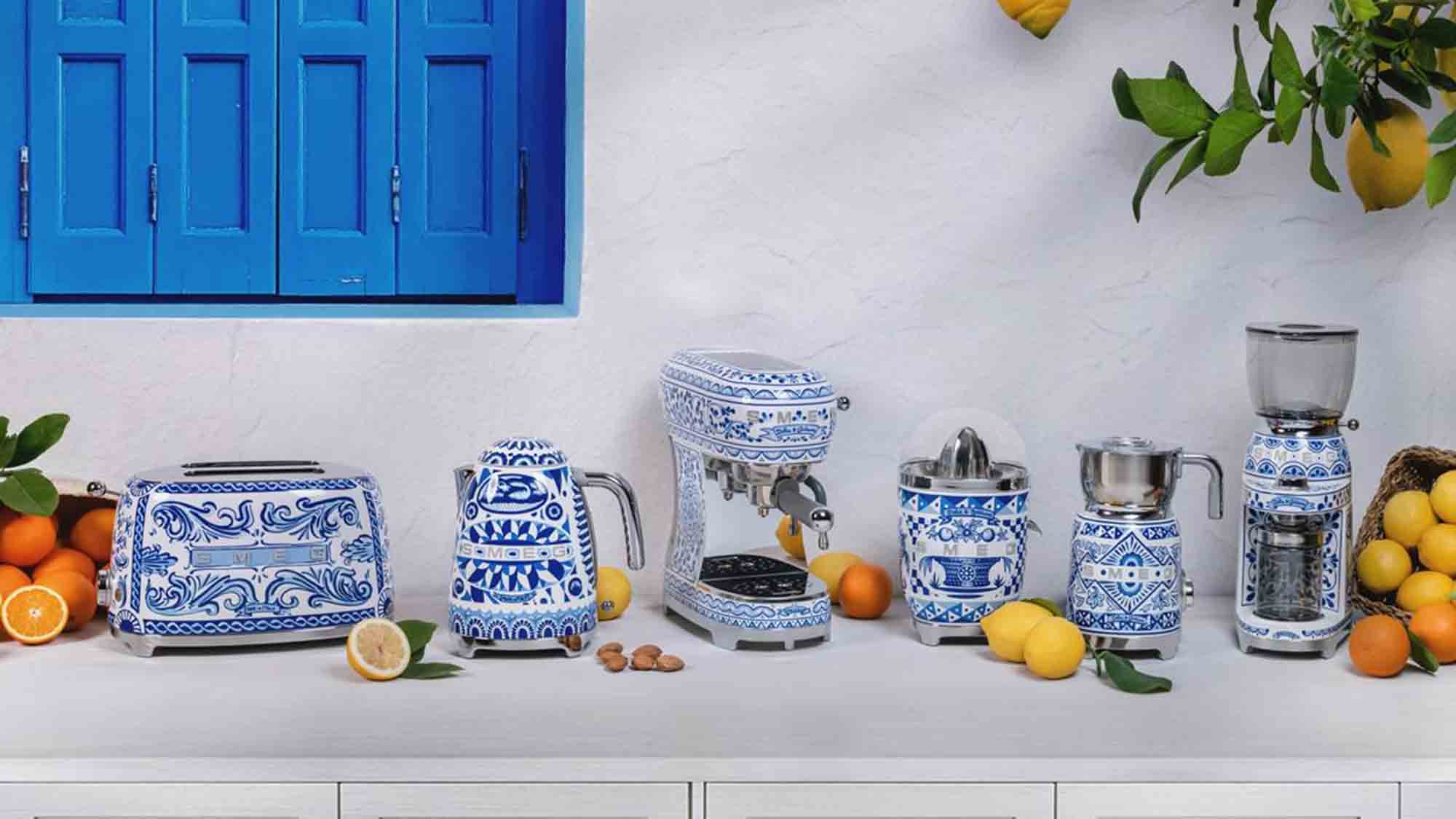 Manchmal braucht es einfach ein bisschen Meer: Smeg und Dolce & Gabbana legen die neue Kleingeräte Kollektion Blu Mediterraneo auf