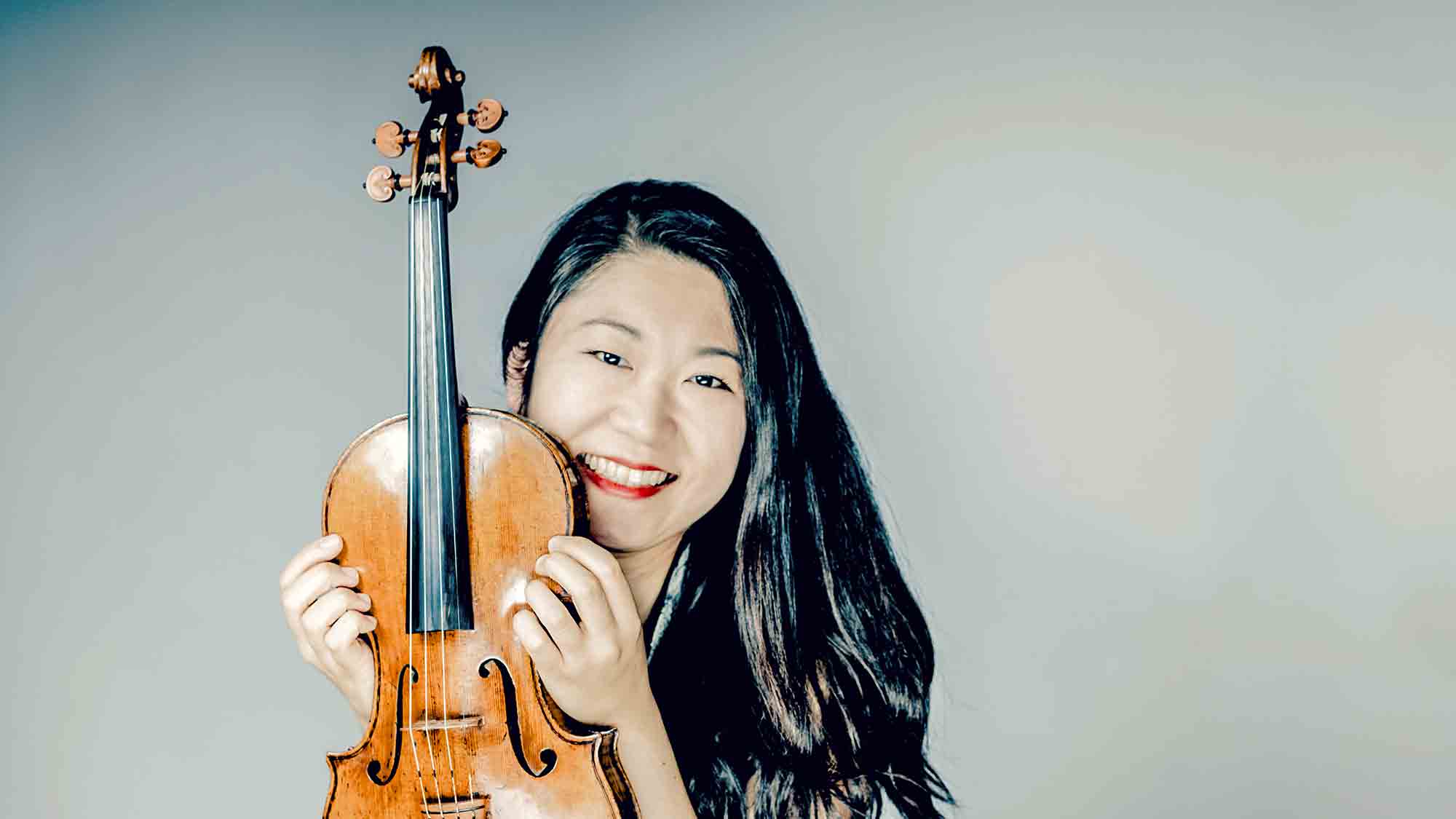 Die Violinistin Tianwa Yang spielt zusammen mit dem Staatsorchester Rheinische Philharmonie im Stadttheater Lippstadt, 24. September 2023