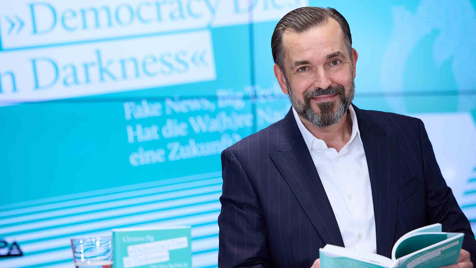 »Democracy Dies in Darkness«: APA CEO Clemens Pig skizziert in neuem Buch die Informationsgesellschaft von morgen