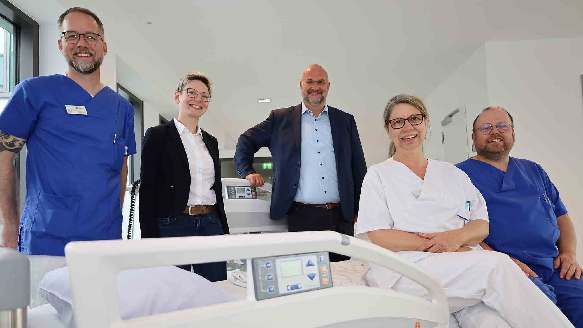 Sankt Elisabeth Hospital Gütersloh: Neue Betten für mehr Komfort, Robert und Christa Linnemann Stiftung spendet 45.000 Euro 