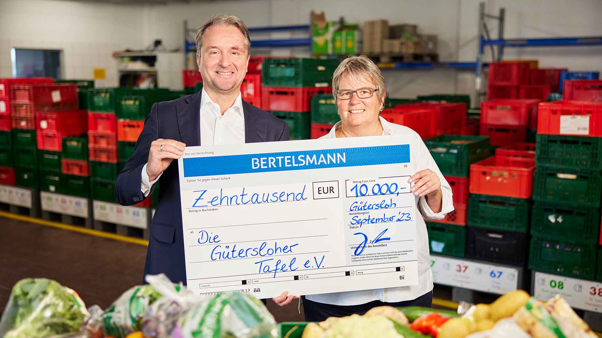 Bertelsmann spendet 10.000 Euro an Gütersloher Tafel
