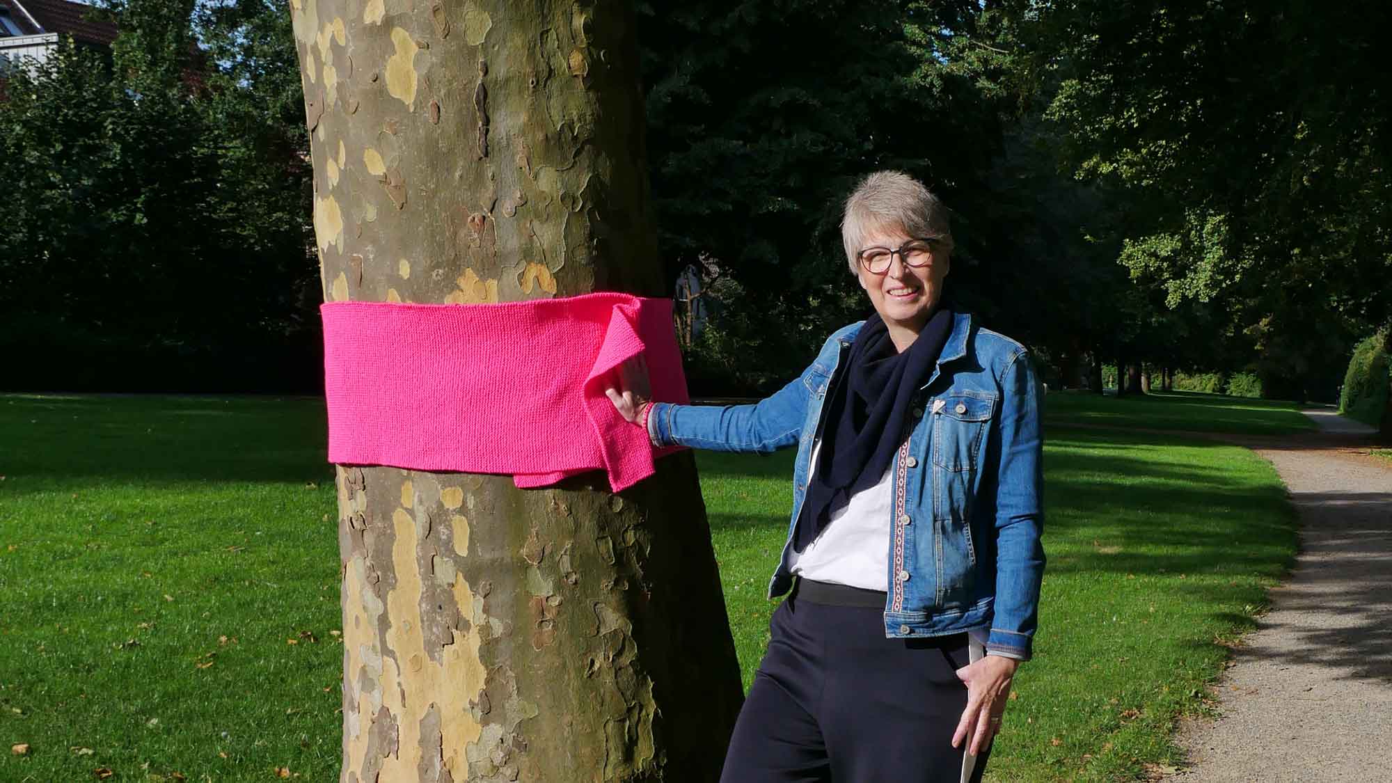 Lemgo: Pinke Schals machen auf Brustkrebs aufmerksam, Aktion rund um den Lemgoer Wall