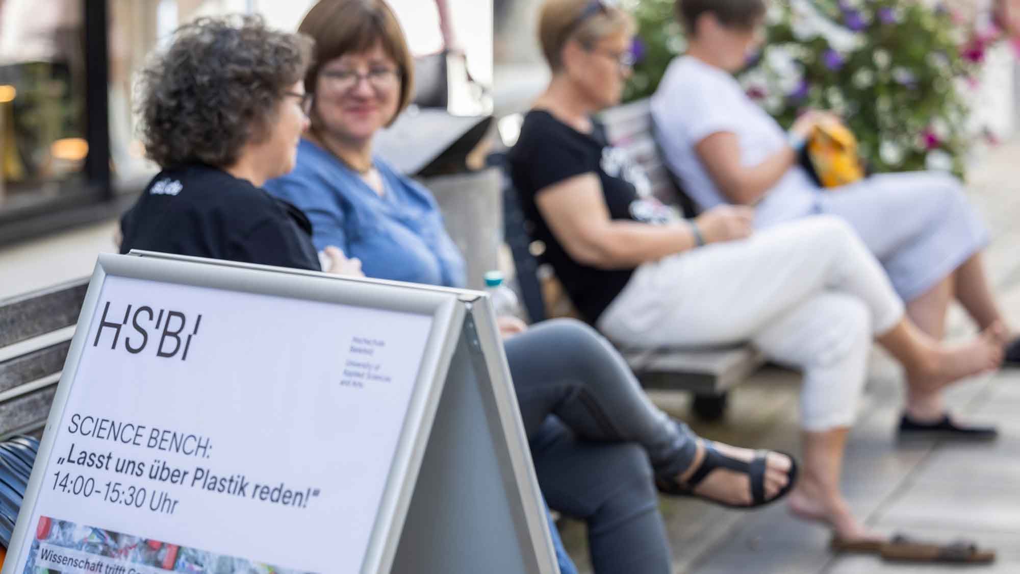 Wissenschaft trifft Gesellschaft in der Fußgängerzone: HSBI Projekt InCamS@BI veranstaltet erste Science Bench in der Bielefelder Altstadt