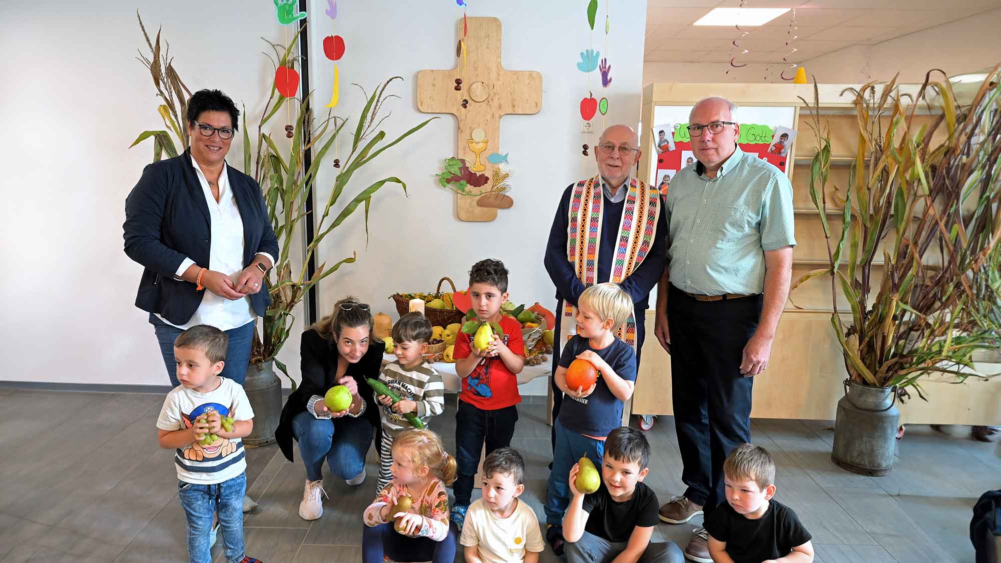 Kolpingsfamilie Rheda schenkt Kita Seliger Adolph Kolping modernes Kreuz für den Flur
