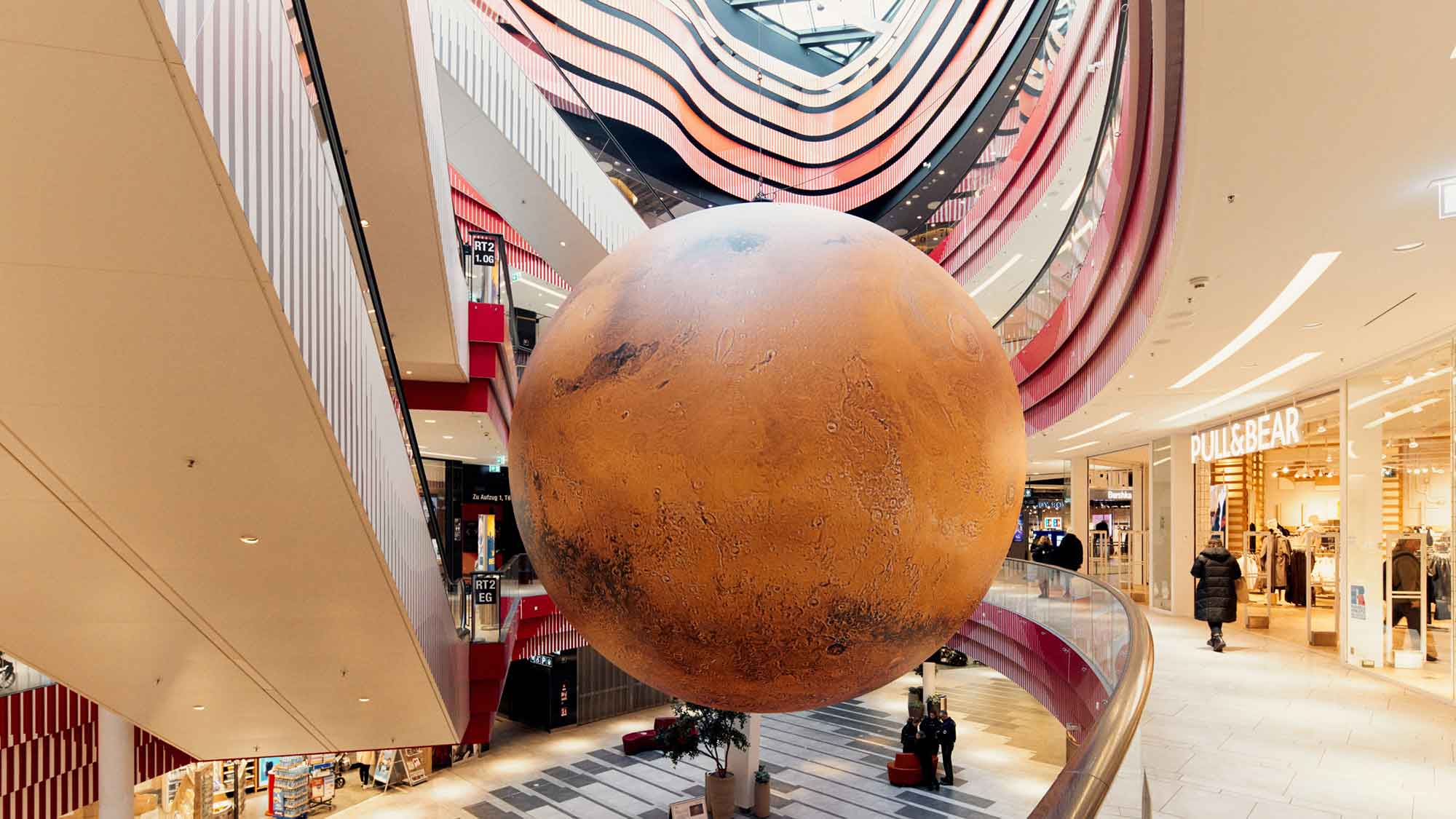 Riesen Modell des Mars in Bielefeld, Wissenswerkstadt holt 7 Meter großes Kunstwerk ins Loom