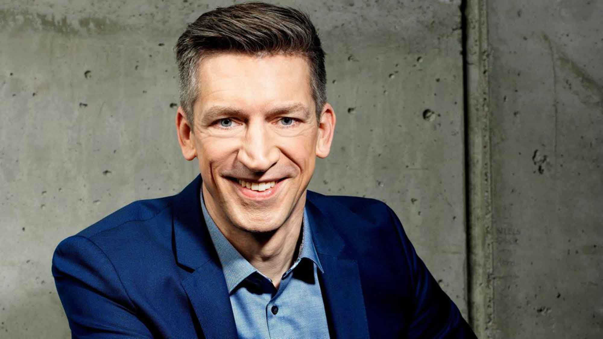 Steffen Hallaschka präsentiert RTL Jahresrückblick »2023! Menschen, Bilder, Emotionen«