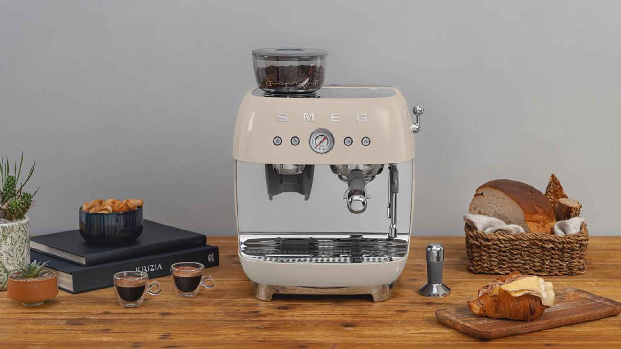 Smeg präsentiert seine erste Siebträger Espressomaschine mit integrierter Kaffeemühle