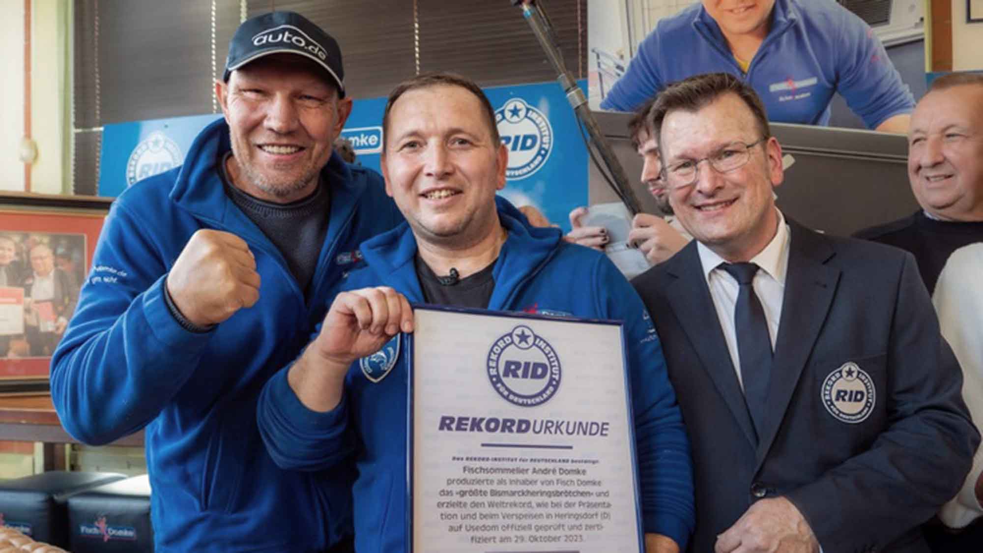 Rekord Institut für Deutschland (RID) Weltrekord in Heringsdorf, Fischsommelier Domke serviert größtes Bismarckheringsbrötchen der Welt