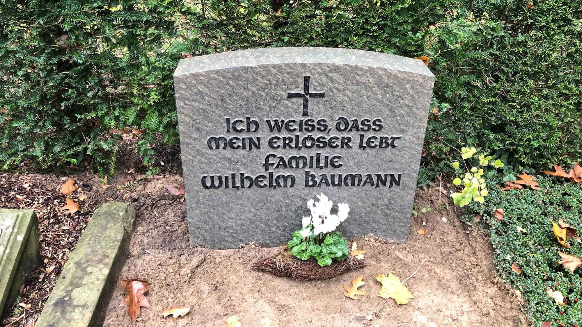 Gütersloh: Lapidarium auf dem Stadtfriedhof um Grabstein von Nachkriegsbürgermeister Wilhelm Baumann erweitert
