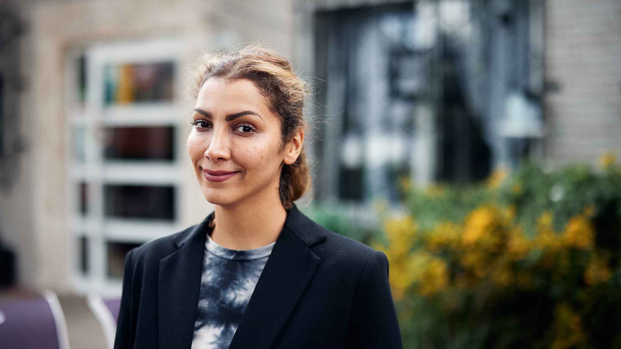 Hochschule Bielefeld (HSBI): Iranische Frauenrechtlerin, Buchautorin, Eventmanagerin – HSBI Alumna Maja Zakeri betreibt Kunstcafé Anar