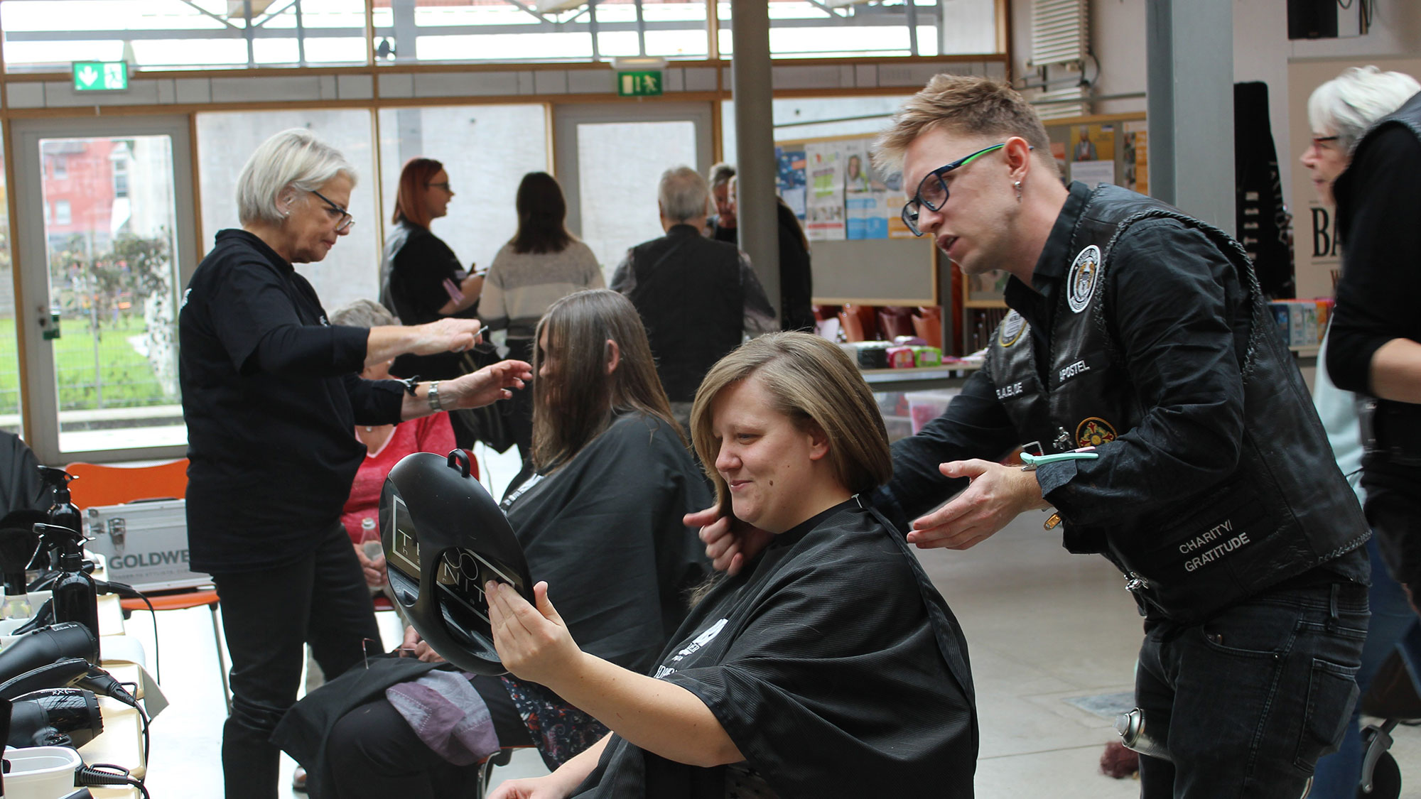 Friseure mit Herz in Lemgo, die Barber Angels schneiden Bedürftigen kostenlos die Haare