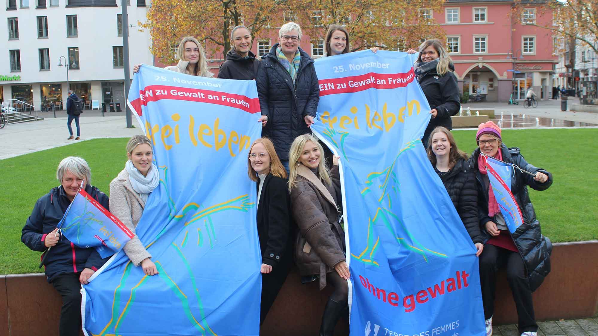Gütersloh zeigt Flagge gegen Gewalt an Frauen, diesjähriges Motto »Schluss mit Verharmlosungen«