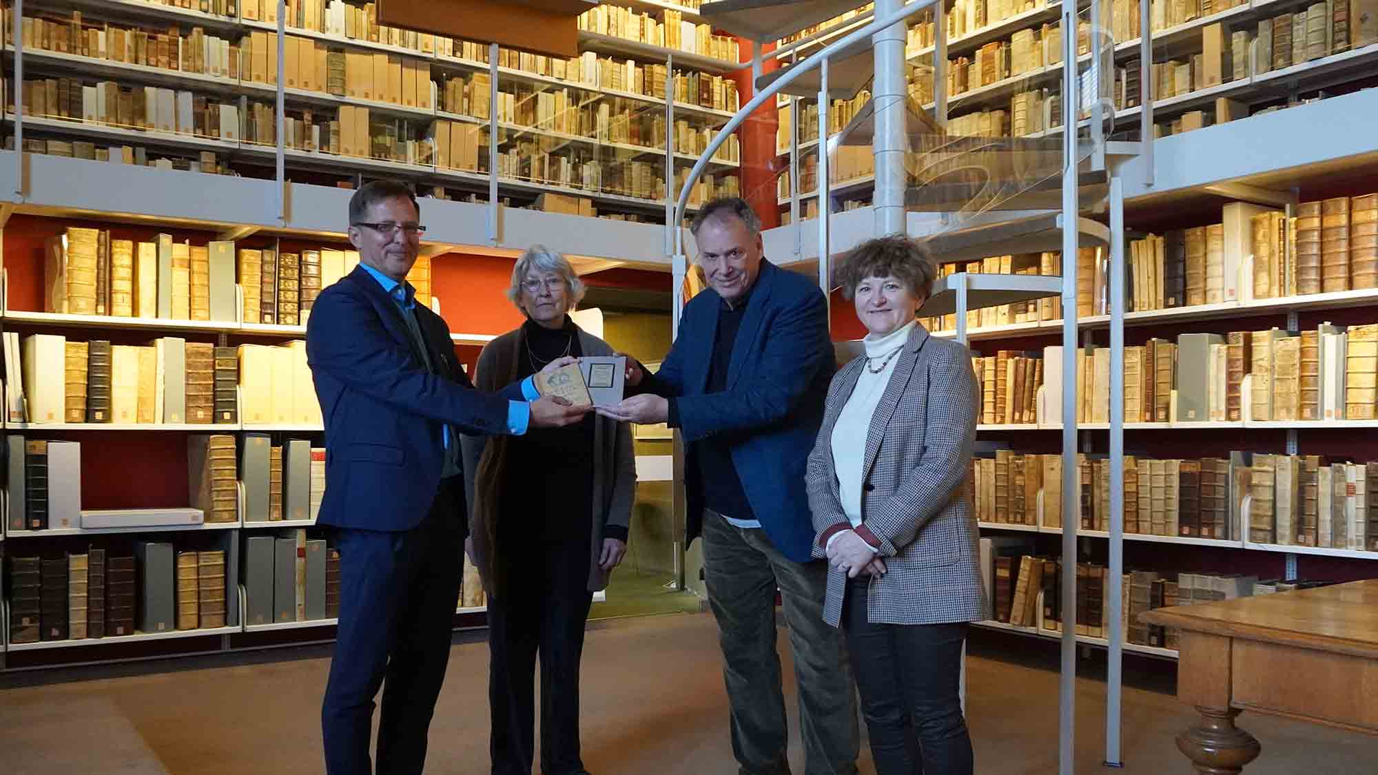NS Raubgut: HAB restituiert 2 Bücher an die Erben von Felix Ganz und Olga Kreiß Ganz