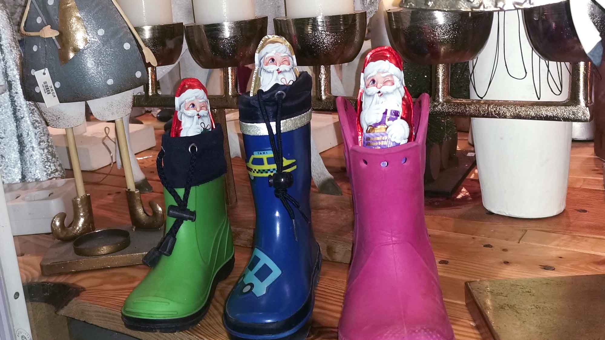 Nikolaus befüllt Stiefel der Rietberger Kinder, Schuhe können in Geschäften abgeholt werden