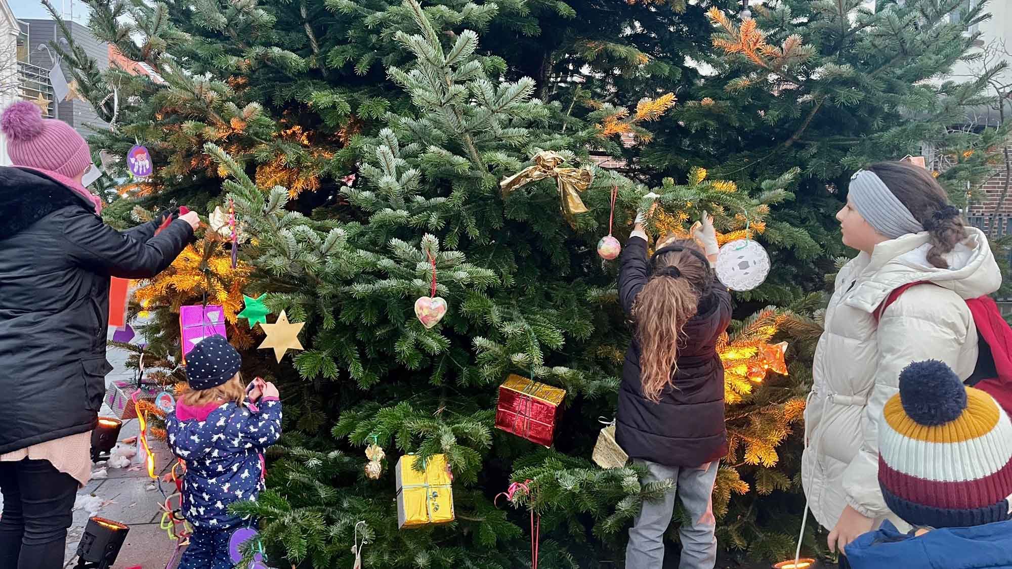 Verl: Kinder schmücken Weihnachtsbaum vor dem Standesamt