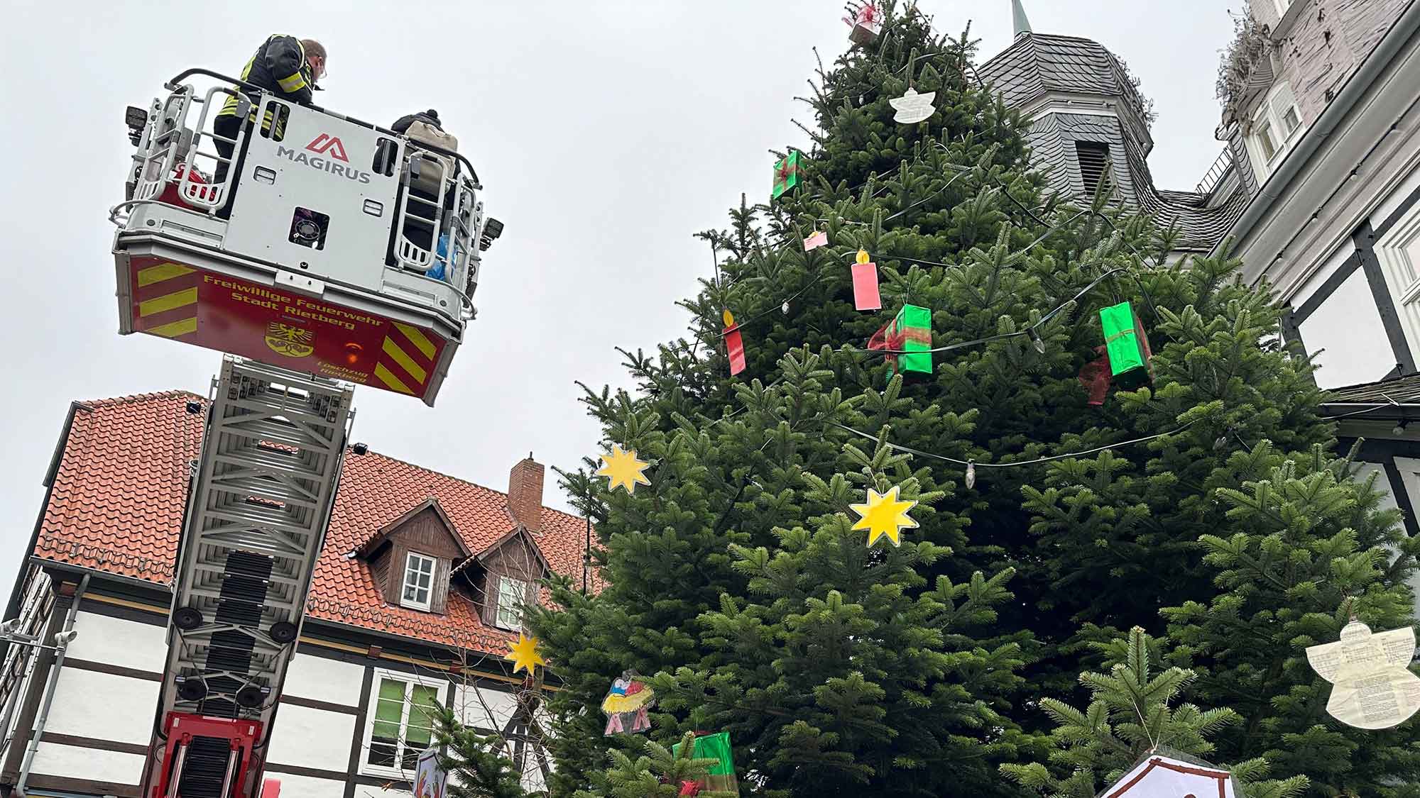Rietberg: Weihnachtsbaum erstrahlt in den schönsten Farben,Kinder aus der Kita »Die Arche« sorgen für festliches Flair