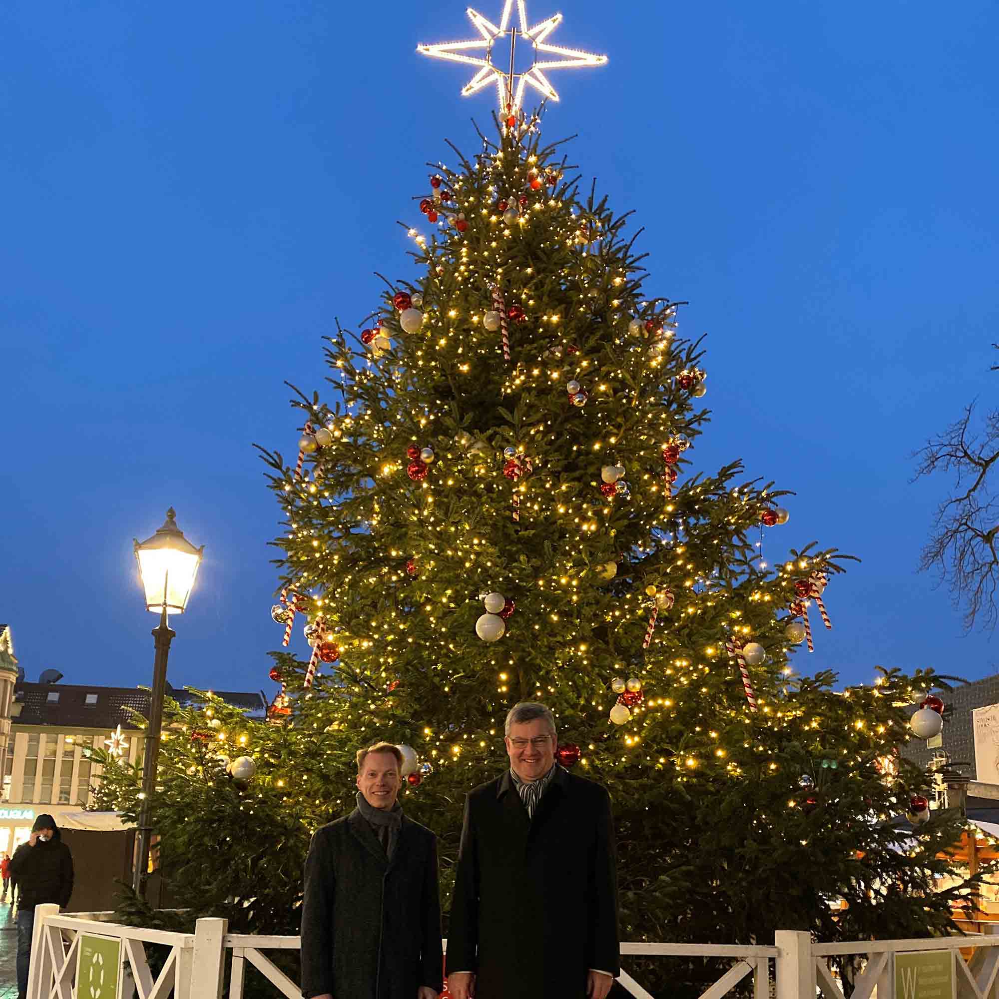 Sparkasse und Stadtwerke Gütersloh: Großer Weihnachtsbaum ist der Blickfänger auf dem Gütersloher Weihnachtsmarkt