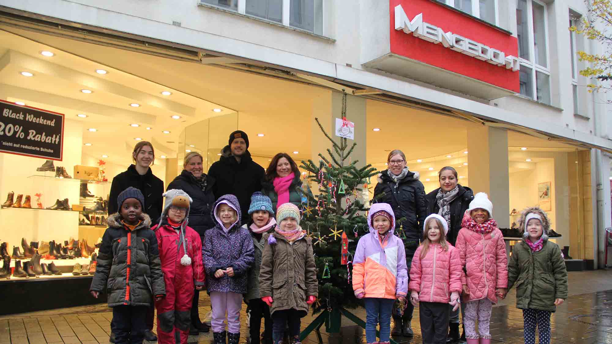 Kinder schmücken Herfords Weihnachtsbäume: 40 Bäume in der Innenstadt festlich verziert