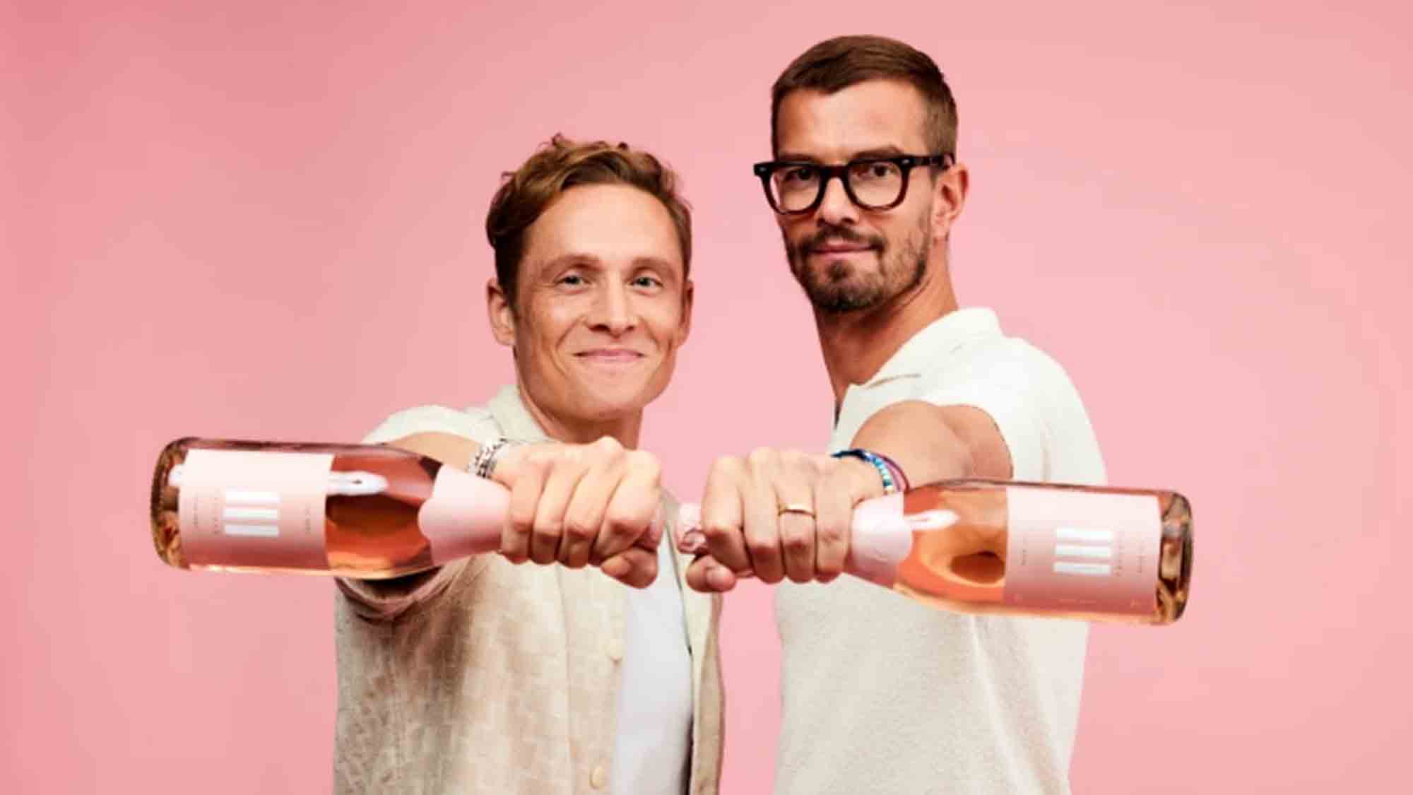 Von der Community gewünscht und voilà: Joko Winterscheidt und Matthias Schweighöfer präsentieren den neuen III Freunde Pinot Noir Rosé Sekt