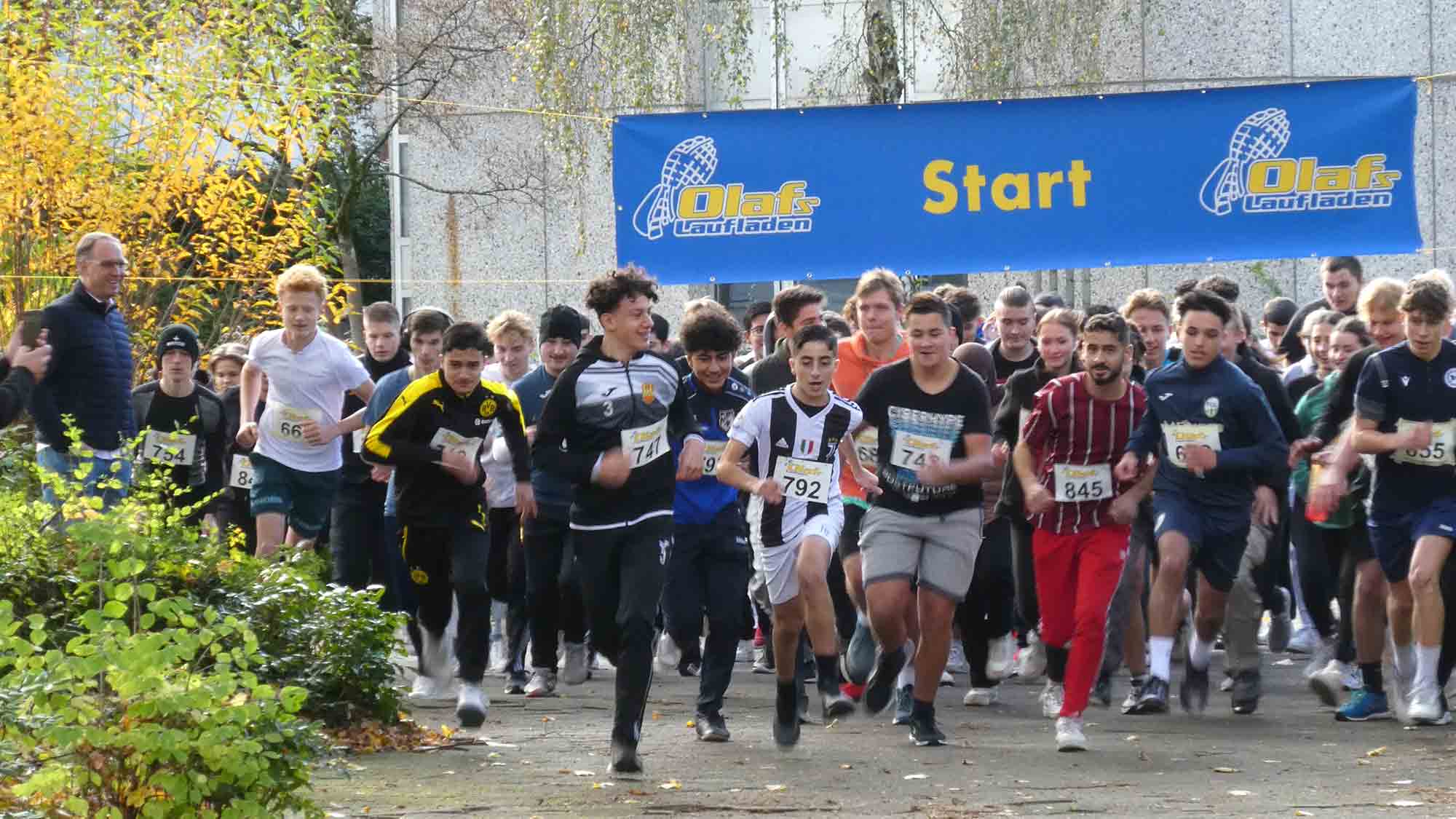 Gemeinsam sportlich aktiv, weiterführende Schulen und Reinhard Mohn Berufskolleg Gütersloh starten zum 3 Kilometer Lauf