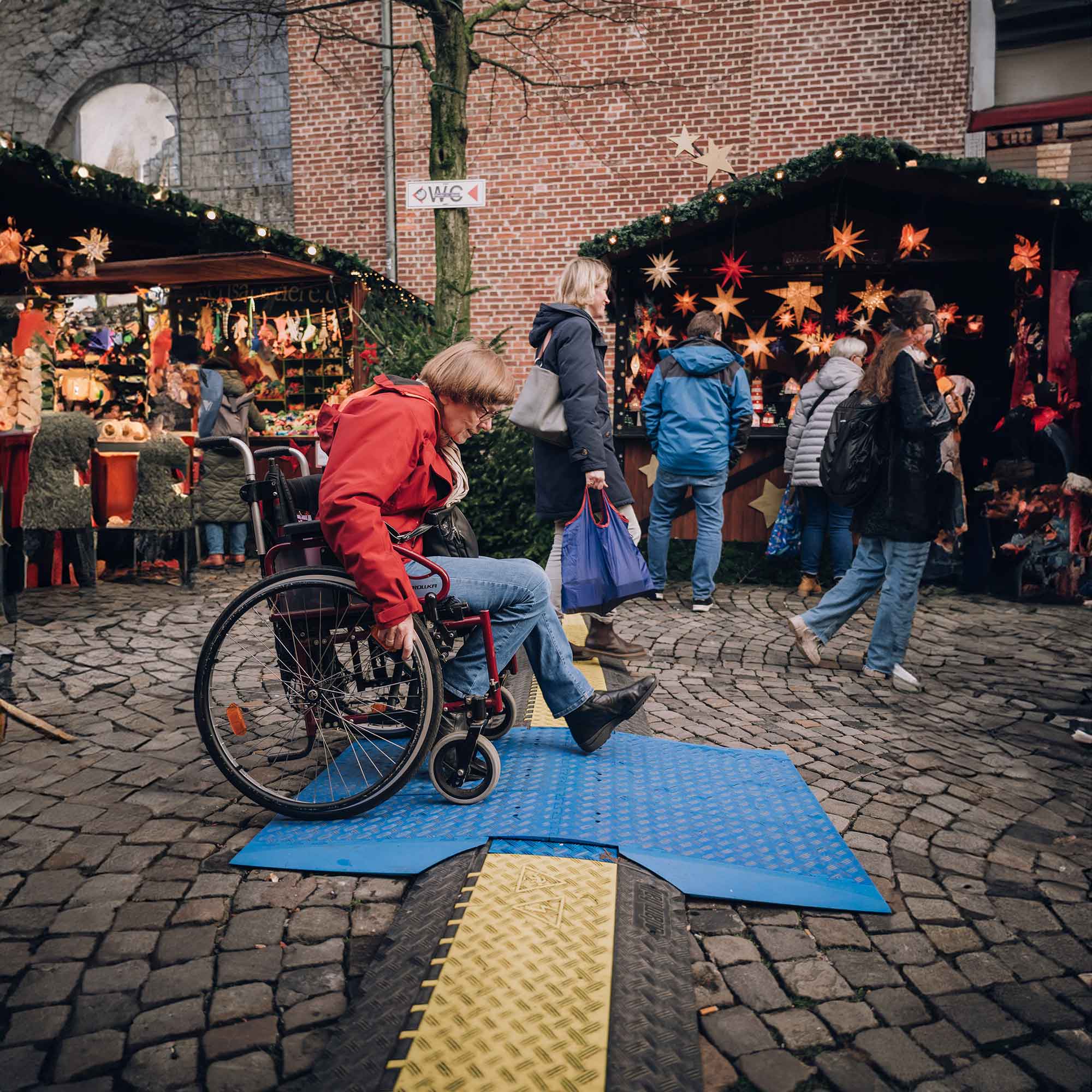 Münster: Weihnachtsmärkte auf Barrierefreiheit getestet, Menschen mit Behinderung geben Anregungen