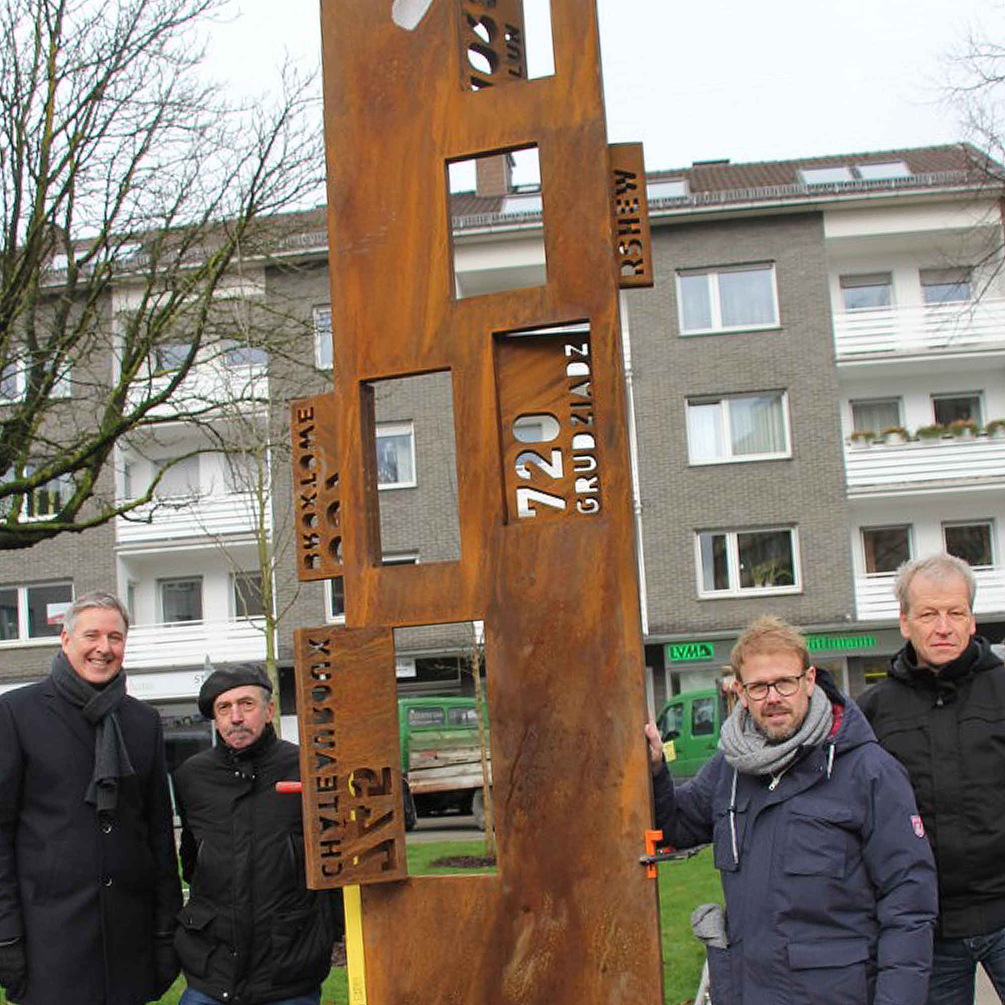 Büskerplatz Gütersloh: Stele weist in Richtung der Partnerstädte, Teil der Neugestaltung des 2. Dreiecksplatzes
