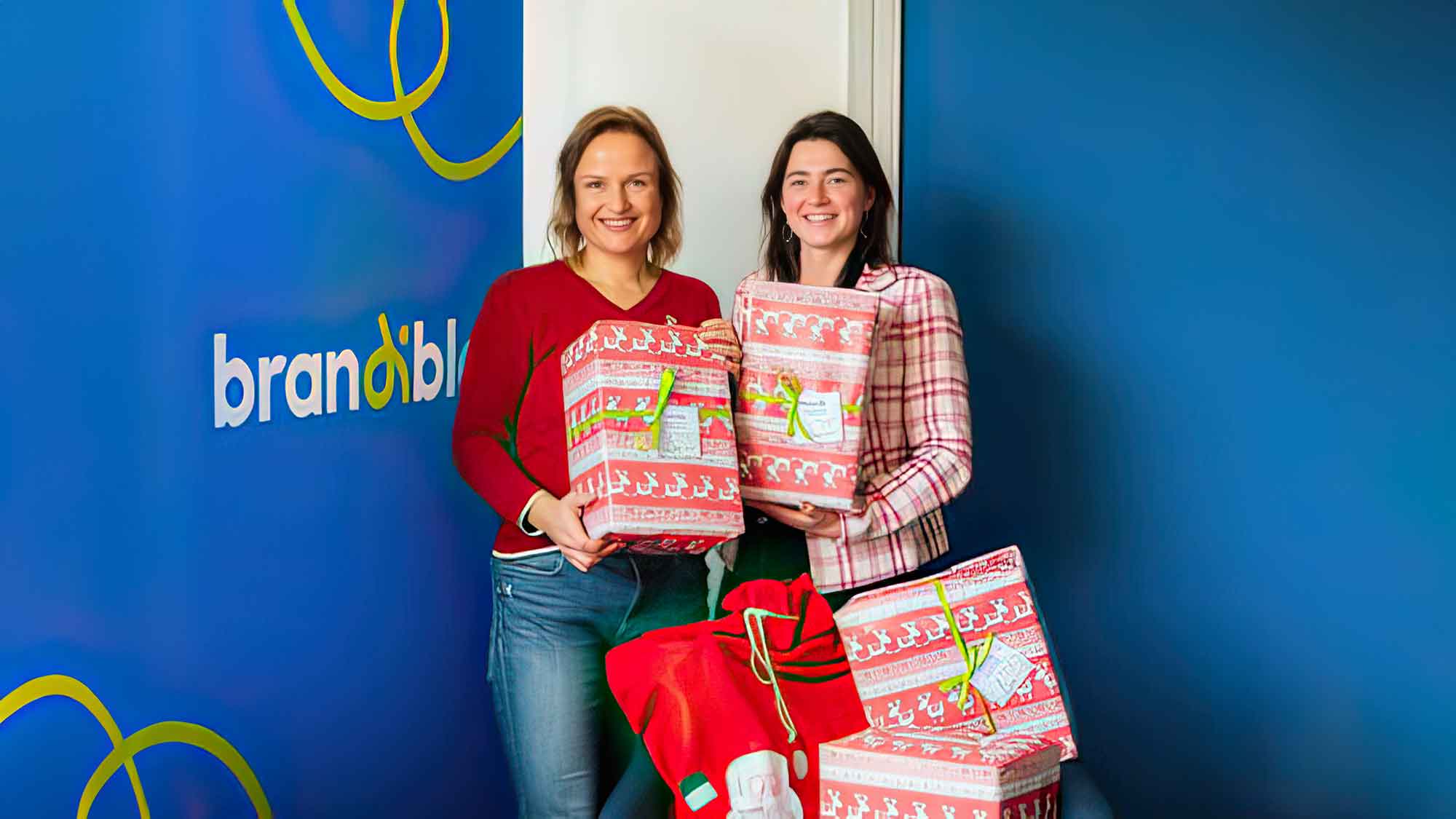 Bescherung bei der Arbeitsloseninitiative Sachsen: Brandible packt Weihnachtspäckchen für bedürftige Kinder