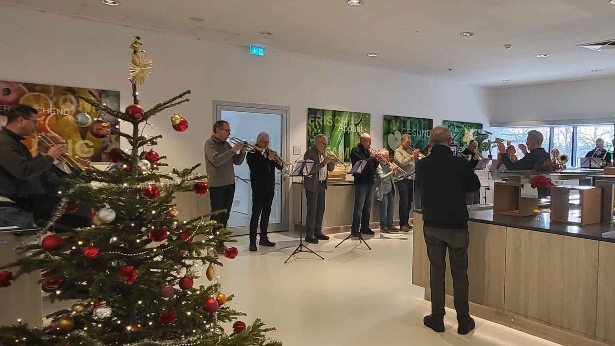 Posaunenchor erfreut Patienten im Advent, viel Applaus für musikalische Überraschung