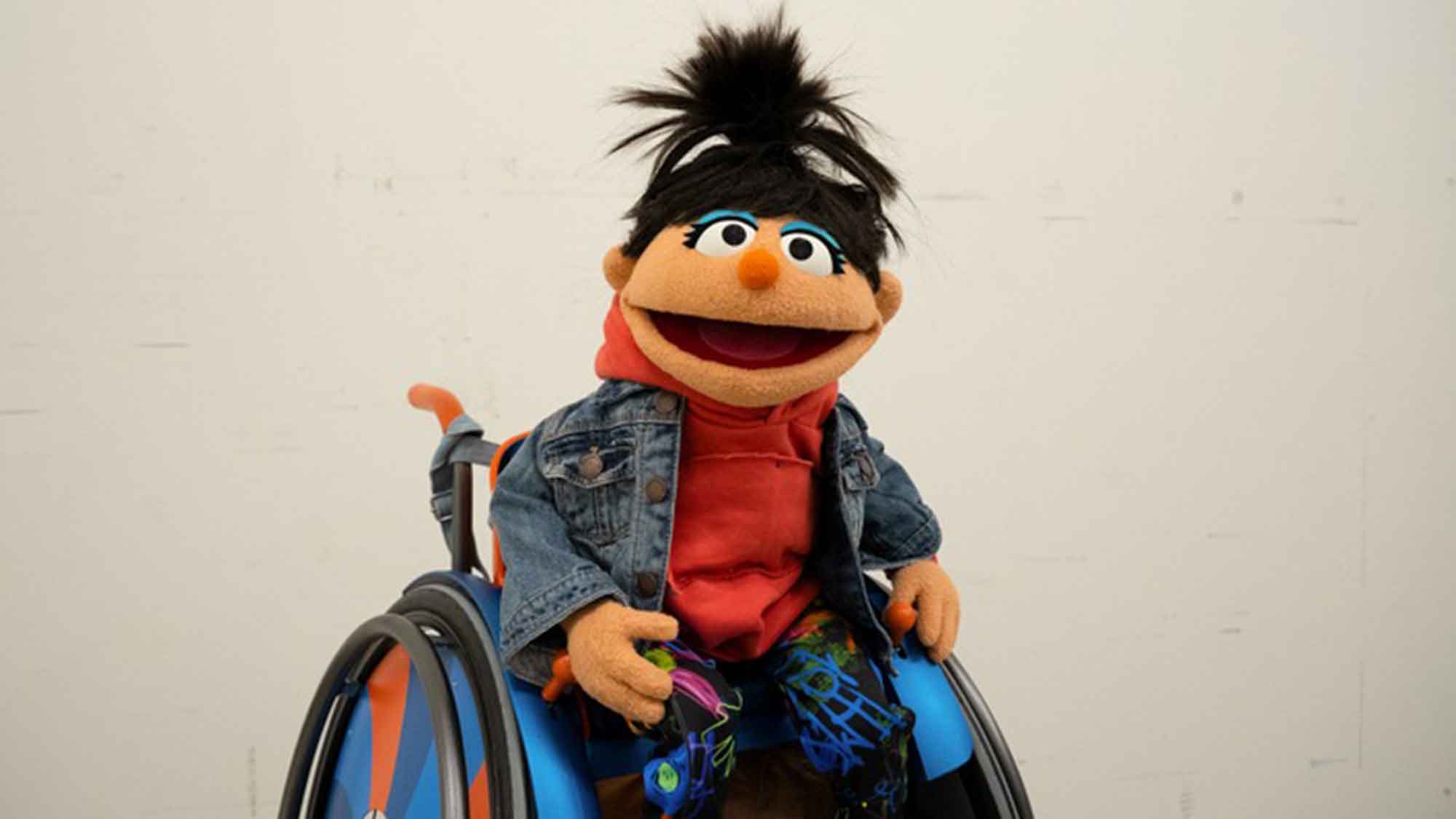 »Sesamstraßen« Bewohnerin Elin bekommt einen neuen Rollstuhl