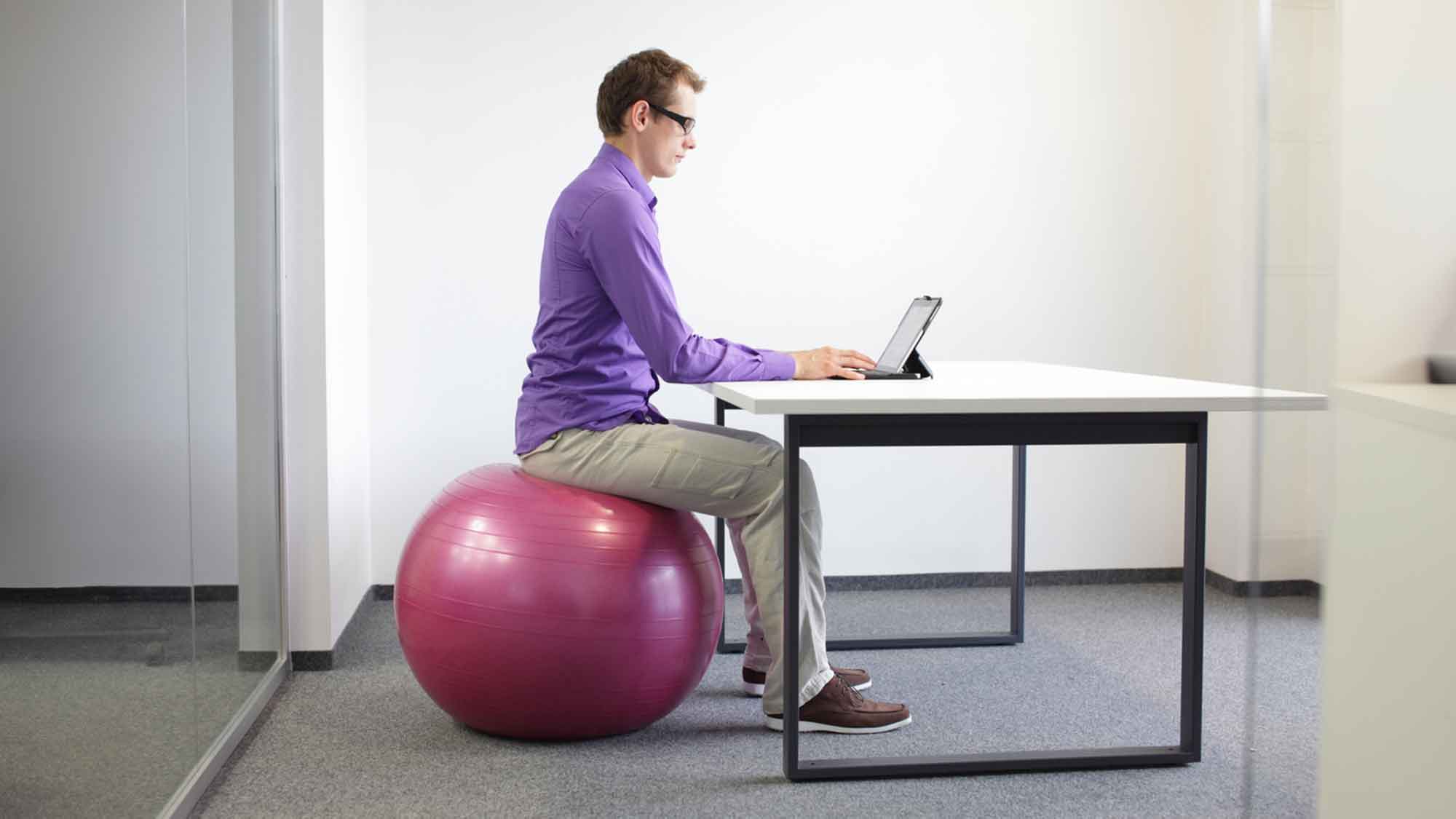 Gesünder im Büro – Rückenschmerzen vorbeugen trotz langen Sitzens