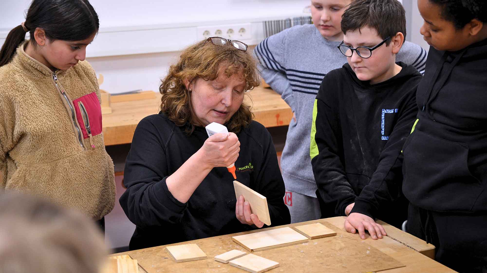 Werkraum statt Klassenzimmer: Grundschüler aus Versmold besuchen Holzmanufaktur in Harsewinkel
