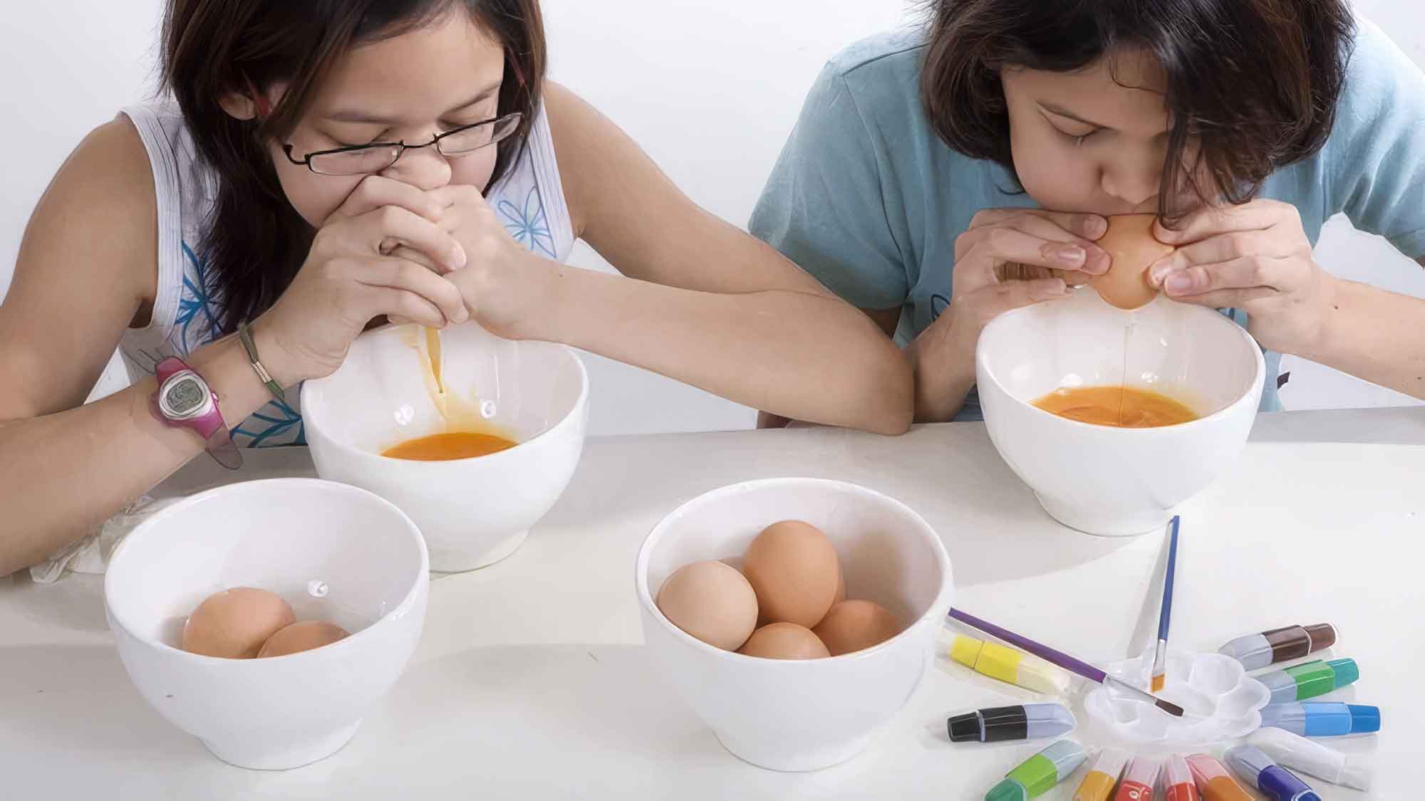 Strohhalm oder Blasebalg: Hilfsmittel zum Eier ausblasen schützen vor Lebensmittelinfektionen